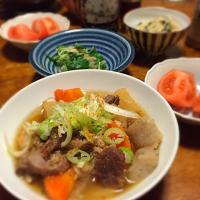 牛スジ煮、ゴマドレ水菜、エノキとわかめポン酢あえ。